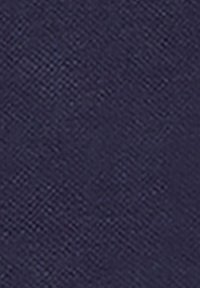 Tessuto di colore blu navy con una leggera trama diagonale, che presenta un motivo sottile e una finitura liscia, adatto per varie applicazioni.