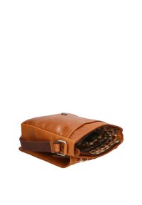 Borsa a tracolla in pelle tan con patta pieghevole, tracolla in tessuto marrone e motivo interno a quadretti. Chiusura con zip e hardware in metallo.