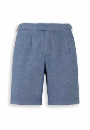 Pantaloncini blu su misura con pieghe frontali, orli risvoltati, tasche laterali e passanti per cintura su sfondo bianco.