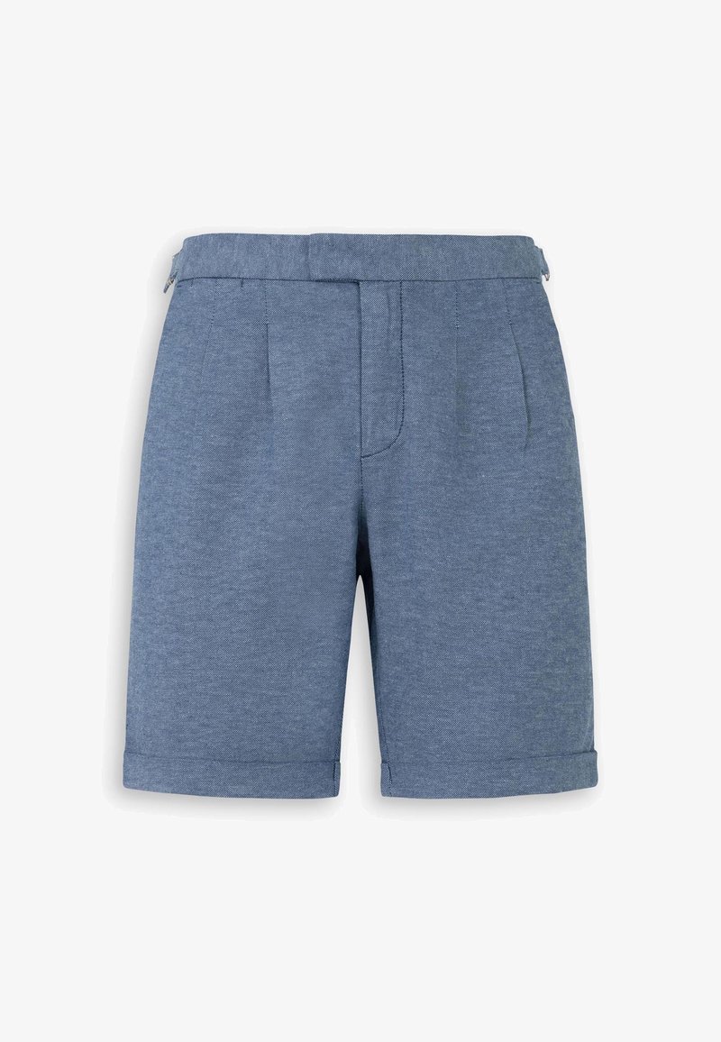 Blaue, maßgeschneiderte Shorts mit vorderen Falten, umgeschlagenen Säumen, seitlichen Taschen und Gürtelschlaufen auf weißem Hintergrund.