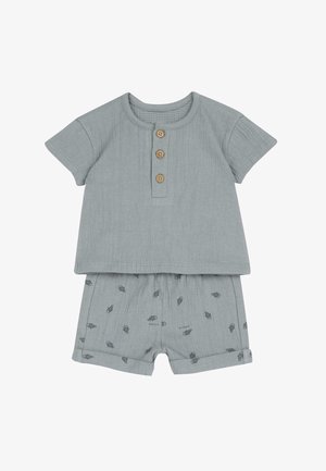 Ensemble en deux pièces comprenant un haut en coton côtelé gris clair à manches courtes avec trois boutons en bois et un short assorti avec un motif d'insectes sur l'ensemble.