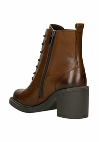 Stivaletto alla caviglia in pelle marrone con zip laterale, fronte con lacci e tacco grosso. Texture liscia con una leggera lucentezza; costruzione robusta.