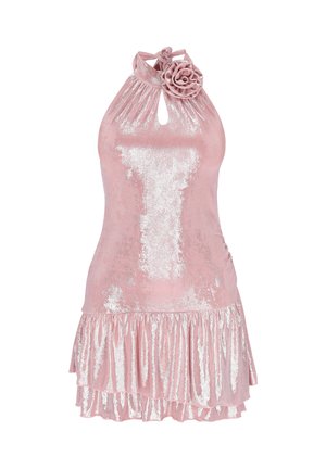 Lyserød fløjls halterkjole med nøglehulssnit, flæsekant og dekorativ stofrose ved halsen.
