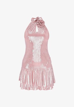 Lyserød fløjls halterkjole med nøglehulssnit, flæsekant og dekorativ stofrose ved halsen.