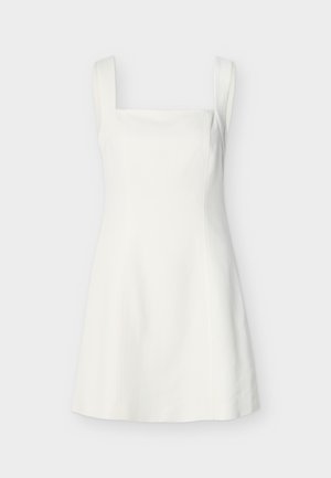 Robe blanche sans manches ajustée avec encolure carrée et jupe trapèze sur fond uni.