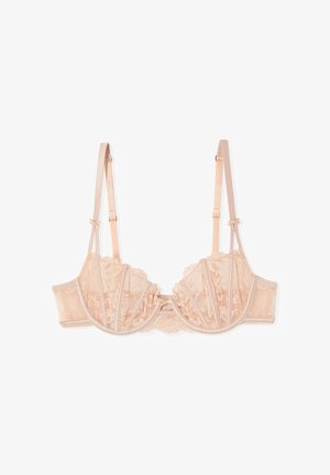 Sujetador con aros de encaje rosa claro con tirantes ajustables y patrones florales, mostrado plano sobre un fondo blanco.