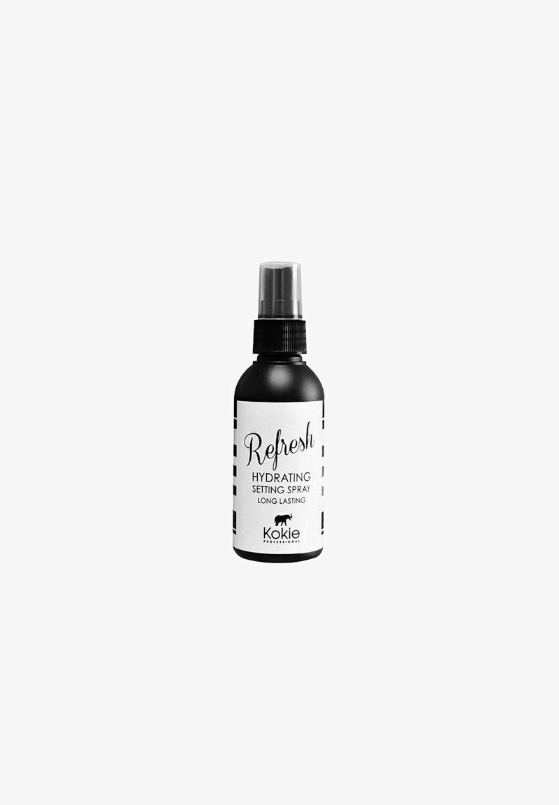 Svart sprayflaska med ett genomskinligt grått lock, märkt "Refresh Hydrating Setting Spray", med en vit och svart randig design.