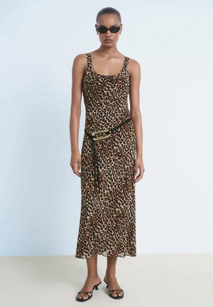 Robe sans manches à imprimé léopard en tissu brun et noir, présentant une silhouette longue et un accent de ceinture noire. Des lunettes de soleil noires complètent le look.