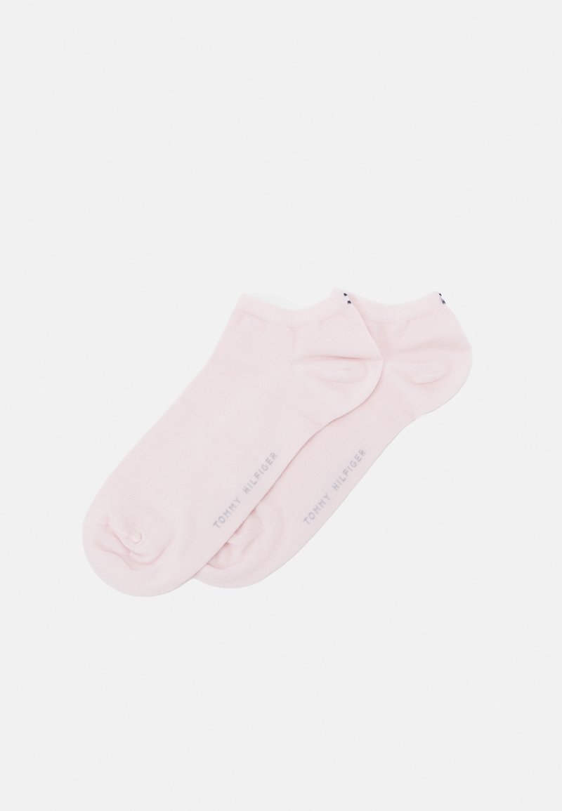 Απαλά ροζ κάλτσες μέχρι τον αστράγαλο, φτιαγμένες από μαλακό ύφασμα, με λεία υφή και λογότυπο σε γκρι κοντά στον αστράγαλο. Χωρίς σχέδια ή διακοσμητικά στοιχεία.