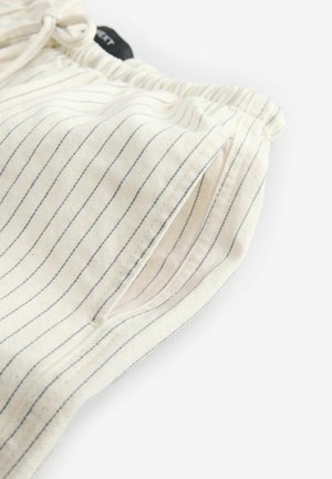 Shorts en tissu rayé beige clair avec une taille élastique et un cordon de serrage. Comprend des poches latérales et de délicates rayures fines.