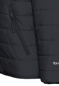 Chaqueta negra acolchada con un bolsillo con cremallera en el lateral. Presenta un diseño de acolchado horizontal y una textura suave y lisa.