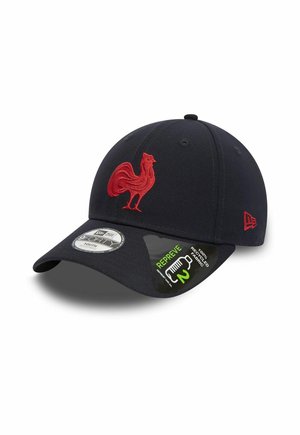 Schwarze Jugend-Baseballkappe mit roter Hahn-Stickerei und Aufklebern, die 100 % recycelten Stoff und Markenmodell am Schirm anzeigen.