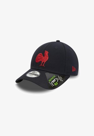 Cappellino da baseball nero per giovani con ricamo rosso di gallo e adesivi che indicano tessuto 100% riciclato e modello del brand sulla visiera.