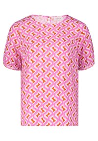 Blouse rose à manches courtes avec un motif géométrique orange et blanc, réalisée en tissu léger ; elle présente une fermeture en forme de clé au dos.
