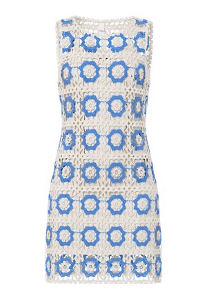 Αμάνικο λευκό πλεκτό φόρεμα με οριζόντιες σειρές από μπλε λουλουδάτα σχέδια, εφαρμοστή σιλουέτα και στρογγυλή λαιμόκοψη.