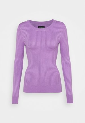 Pull en maille côtelée lilas à manches longues, avec un col rond et une silhouette ajustée sur un fond blanc uni.
