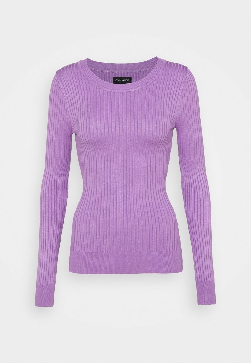 Pull en maille côtelée lilas à manches longues, avec un col rond et une silhouette ajustée sur un fond blanc uni.