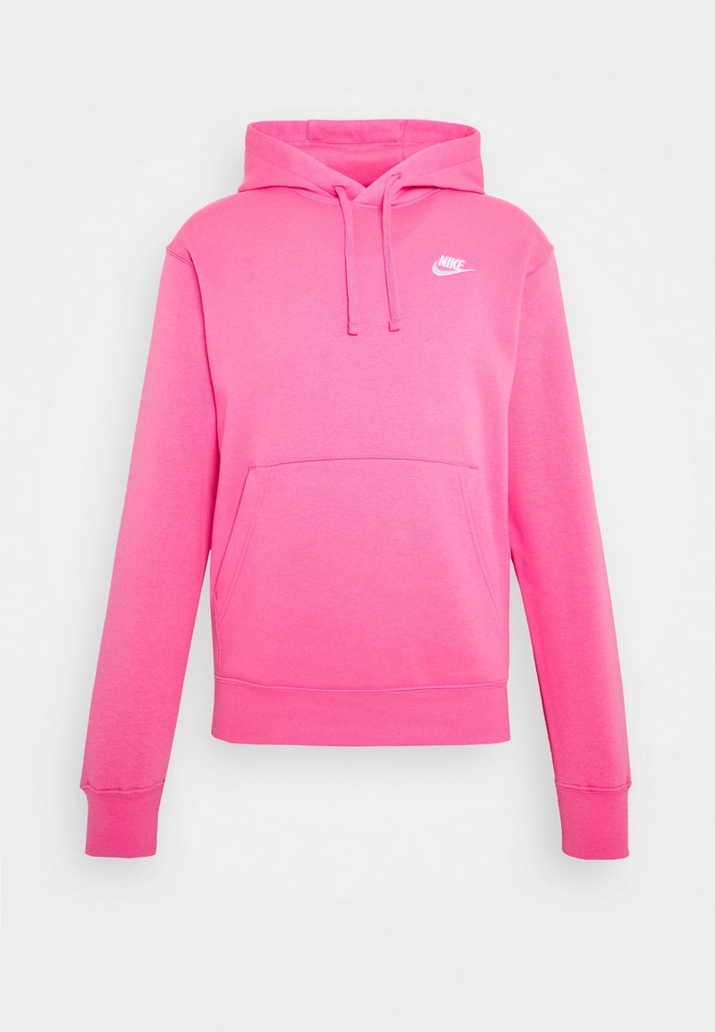 Růžová mikina s kapucí a klokaní kapsou, vyrobená z měkké látky, s malým bílým logem Nike na horním levém prsu.