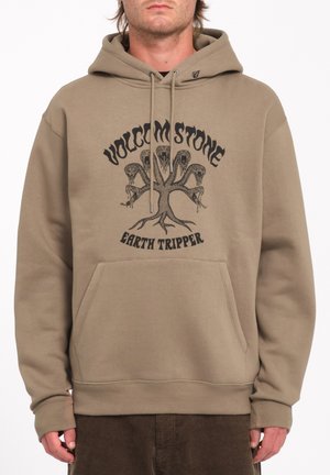 Bruine hoodie met een grafische print van een boompje, tekst "VOLCOM STONE EARTH TRIPPER," kangoeroezak en een kap met trekkoord.