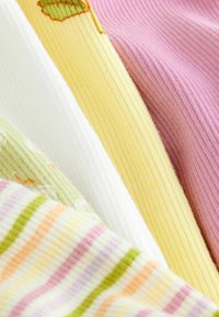 Gerippte Stoffmuster in Pastellfarben: Weiß, Gelb, Pink, Grün und mehrfarbige Streifen mit floralen Mustern und Texturen.
