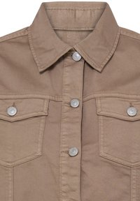 Veste en coton beige devant avec col pointu, deux poches poitrine à rabat avec boutons-pression, et fermeture centrale à bouton-pression.