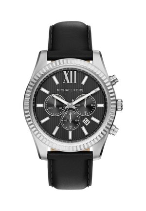 Srebrny zegarek ze stali nierdzewnej z czarną teksturowaną tarczą, rzymską cyfrą XII, subtarczami chronografu i czarnym skórzanym paskiem. Charakterystyczny rowkowany bezel.