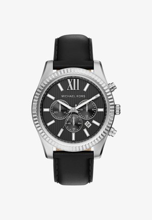 Srebrny zegarek ze stali nierdzewnej z czarną teksturowaną tarczą, rzymską cyfrą XII, subtarczami chronografu i czarnym skórzanym paskiem. Charakterystyczny rowkowany bezel.