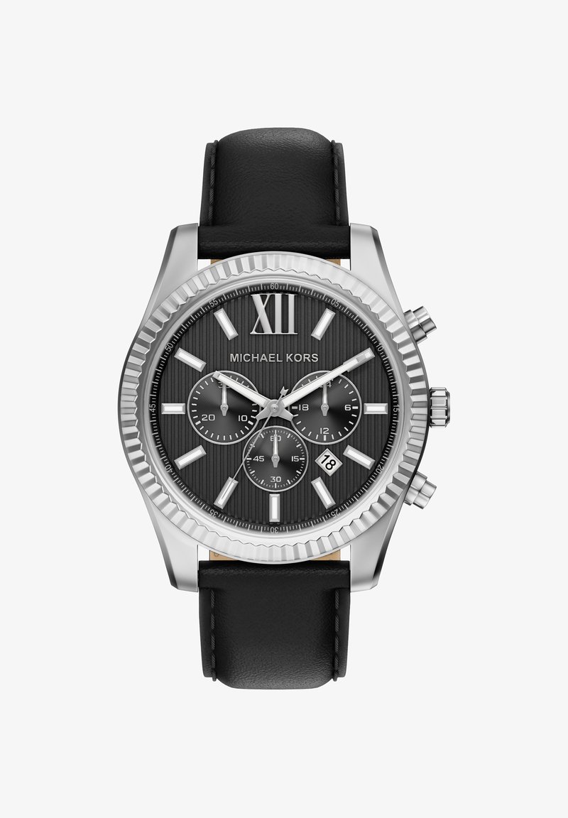 Srebrny zegarek ze stali nierdzewnej z czarną teksturowaną tarczą, rzymską cyfrą XII, subtarczami chronografu i czarnym skórzanym paskiem. Charakterystyczny rowkowany bezel.