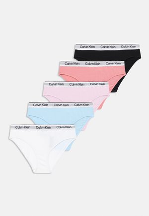 Set donjeg rublja Calvin Klein u crnoj, ružičastoj, svijetlo ružičastoj, plavoj i bijeloj boji. Materijal od mješavine pamuka s elastičnim pojasom s logotipom. Klasičan kroj donjeg rublja.