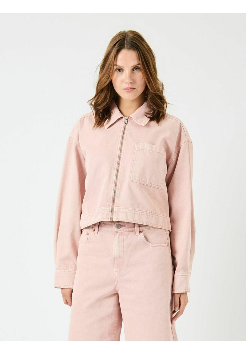 Lys pink cropped denimjakke med lynlås, krave, lange ærmer og en brystlomme. Glat tekstur og afslappet design.
