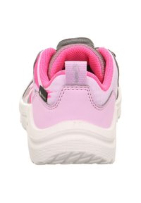 Ansicht von hinten eines Sneakers mit einem hellrosa und grauen Design, texturiertem Stoffkragen, Gummisohle und einer Ziehlasche für einen einfachen Einstieg.