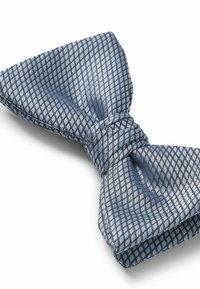 Fluga i ett blått och silverfärgat texturerat tyg, med ett diamantmönster och en central knut, som har en slät fall och en strukturerad form.