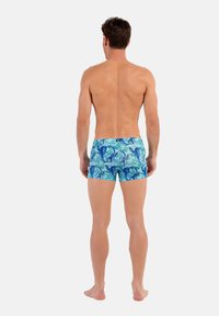 Herren-Schwimmshorts in Blau und Grün mit einem maritimen Muster. Hergestellt aus leichtem Material, mit einer engen Passform und einer Länge über dem Oberschenkel.