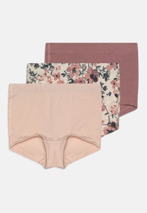 Drie paren katoenen ondergoed: één effen lichtroze, één met een bloemenpatroon van roze en marineblauwe bloemen, en één effen donkerroze.