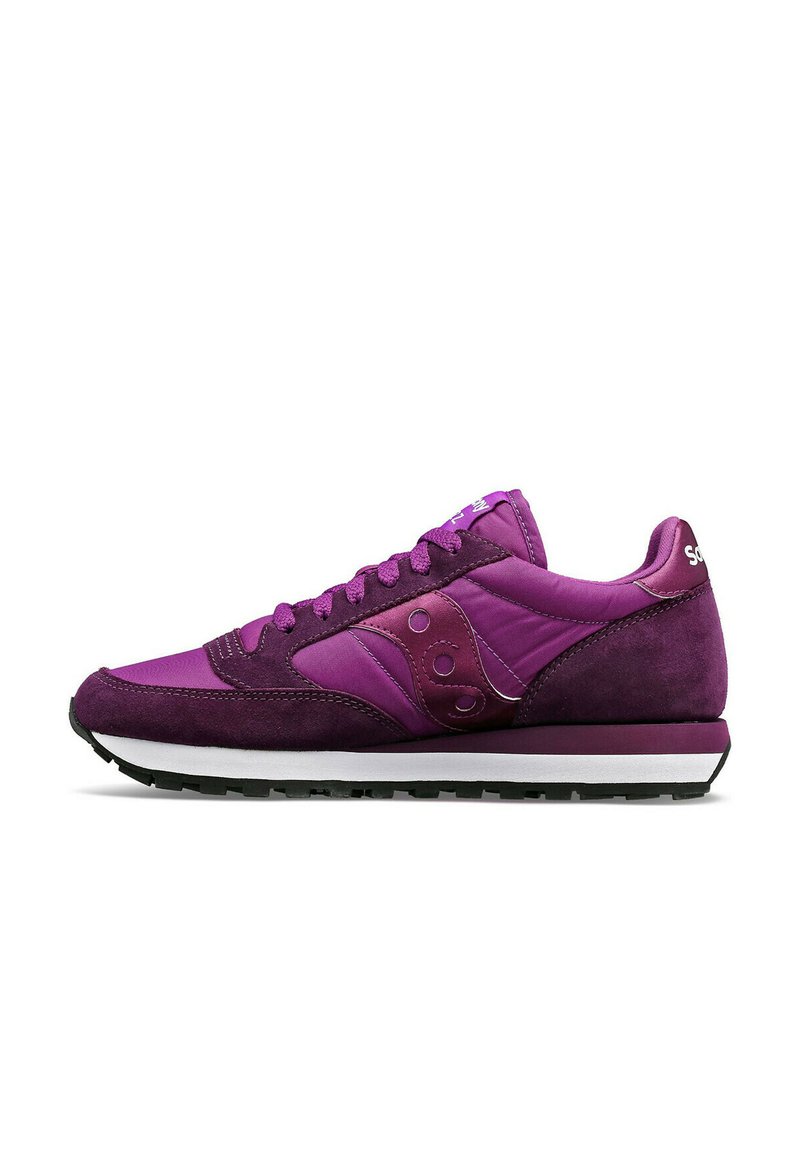 Scarpa sportiva viola con una combinazione di texture liscia e scamosciata, dotata di un intersuola bianca e una suola nera. Design con lacci e accenti del logo.