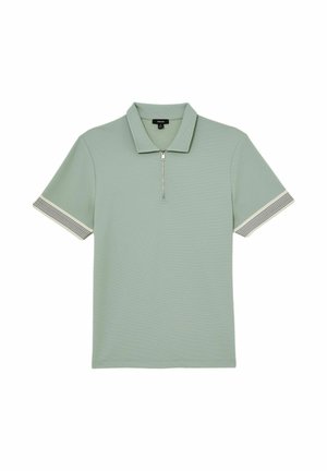 Tricou polo cu mâneci scurte de culoare verde deschis, cu guler cu fermoar și mansete dungi pe mâneci, așezat plat pe un fundal alb.