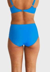 Högmidjad bikiniunderdel i en enhetlig, ljusblå tyg, med en slät textur och en enkel, sömlös design. Inga synliga mönster.