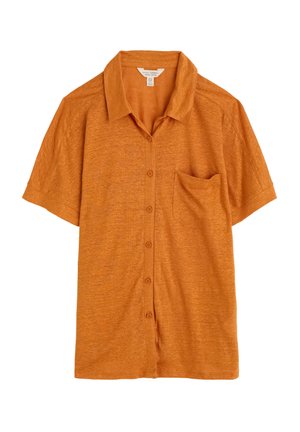 Camisa de botones de manga corta en color naranja, confeccionada con una tela texturizada, que presenta un cuello y un bolsillo en el pecho del lado izquierdo.