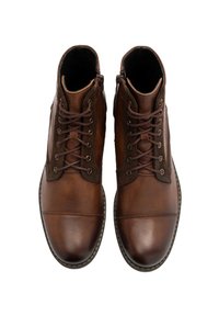 Brązowe skórzane botki za kostkę o gładkim wykończeniu, okrągłym nosku i kontrastowych sznurowadłach. Obejmują przeszycia oraz teksturowaną górną panel.