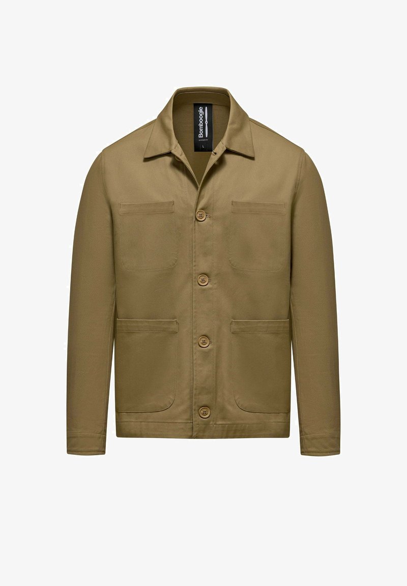 Khaki overhemdjack met lange mouwen, vier voorzakken en een omgevouwen kraag, getoond op een witte achtergrond.