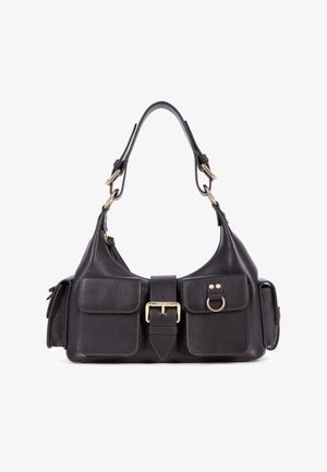 Borsa a mano in pelle scura con due tasche frontali, una fibbia centrale e hardware in tono oro. Texture liscia con una silhouette curva.