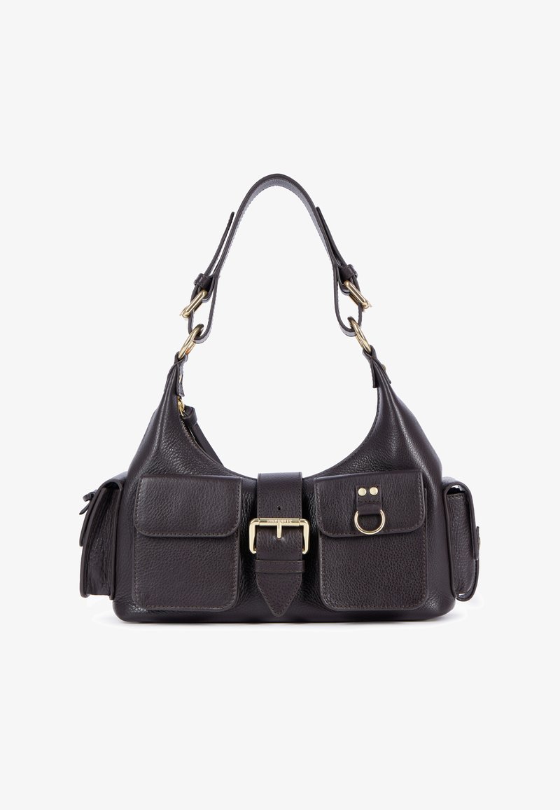 Sac en cuir noir avec deux poches avant, une boucle centrale et des éléments en métal doré. Texture lisse avec une silhouette arrondie.