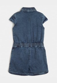 Jeans-Overall mit kurzen Ärmeln, umgelegtem Kragen, elastischer Taille und einem strukturierten dunkelblauen Stoff mit leicht abgenutztem Finish.