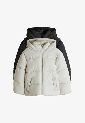 Megfordítható puff jacket, amelynek egyik oldala krémszínű, függőleges varrással, a másik oldala pedig fekete. Mindkét oldalán kapucni és elülső zsebek találhatók.