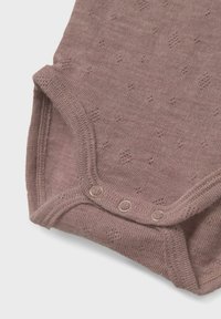 Ljus mauve babybody, stickad struktur, prickigt mönster, skjortdesign vid axlarna, tryckknappar i botten, mjukt bomullsmaterial.