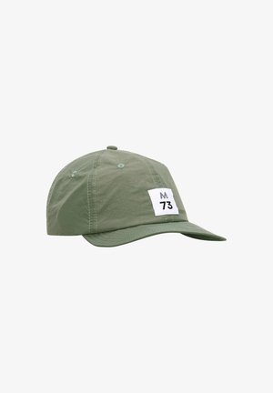 Gorra verde oliva con visera curva, que presenta un parche blanco con letras negras. Hecha de tela ligera, mostrando detalles de costura visibles.