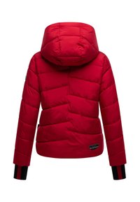 Röd pufferjacka med huva, med ett quiltat mönster och svarta ribbade manschetter. Inkluderar en märkespatch på den nedre sidan.