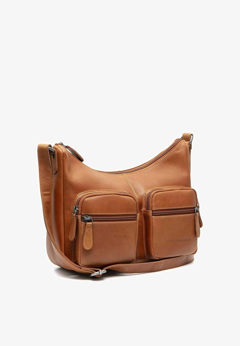 Sac bandoulière en cuir marron avec deux poches avant zippées et une sangle d'épaule réglable.