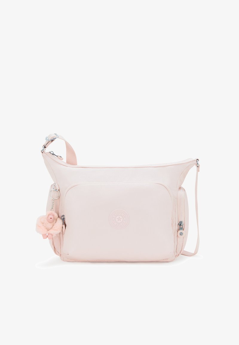 Helle rosa Schultertasche mit glatter Textur, Logoemblem, praktischer Reißverschlusstasche auf der Vorderseite und einem flauschigen Charme, der am Reißverschluss befestigt ist.