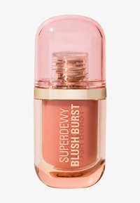 Blushcontainer met een roze, koepelvormige dop, doorzichtig lichaam, gouden accenten en een romige perzikkleurige inhoud, gelabeld "SUPERDEWY BLUSH BURST."